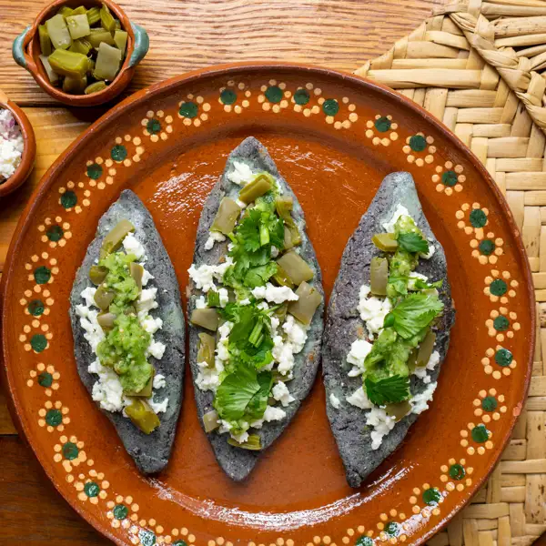 Tlacoyos, deliciosas tortas de maíz con relleno para disfrutar de la gastronomía mexicana