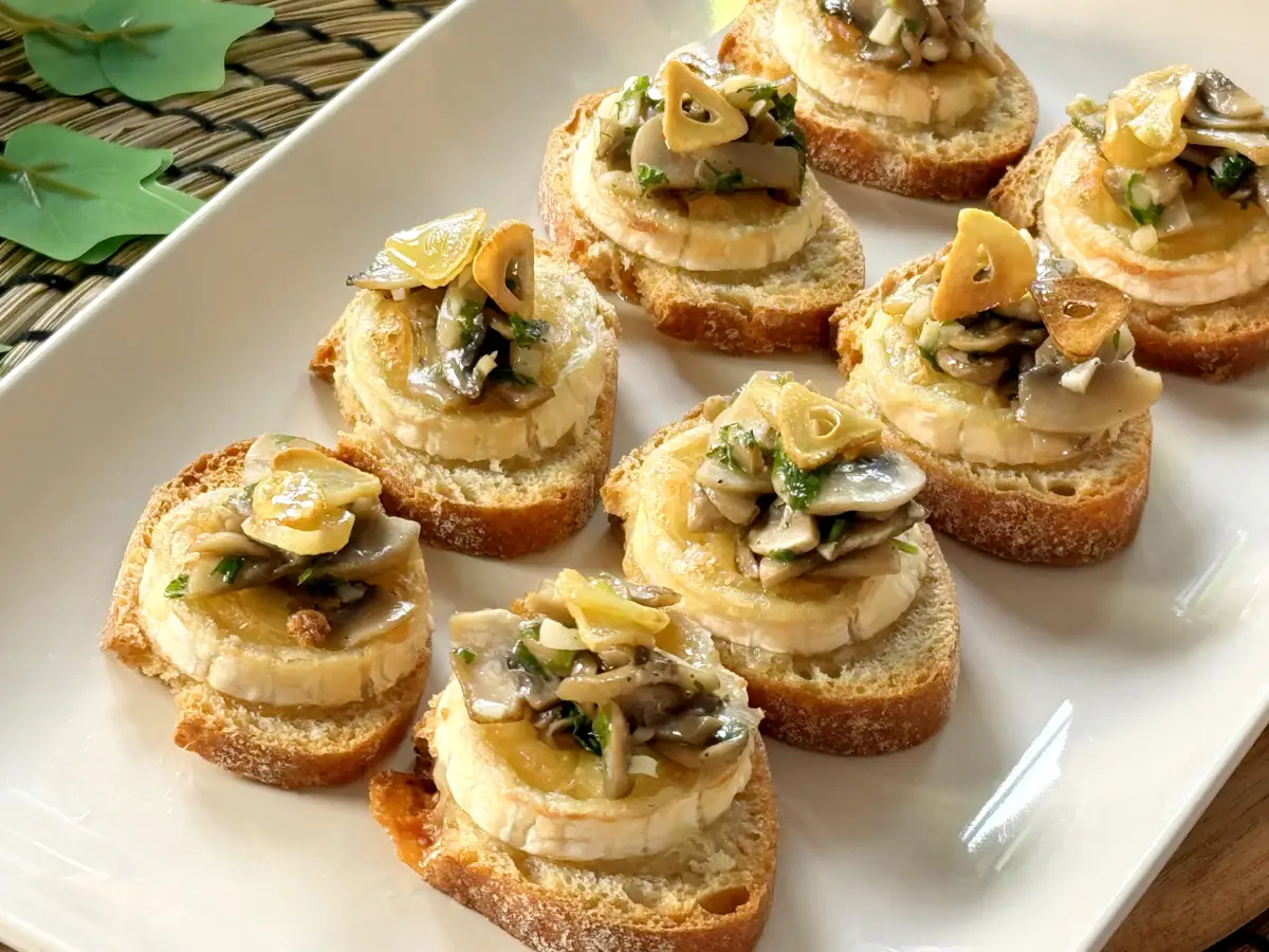 Canapés de queso de cabra y champiñones