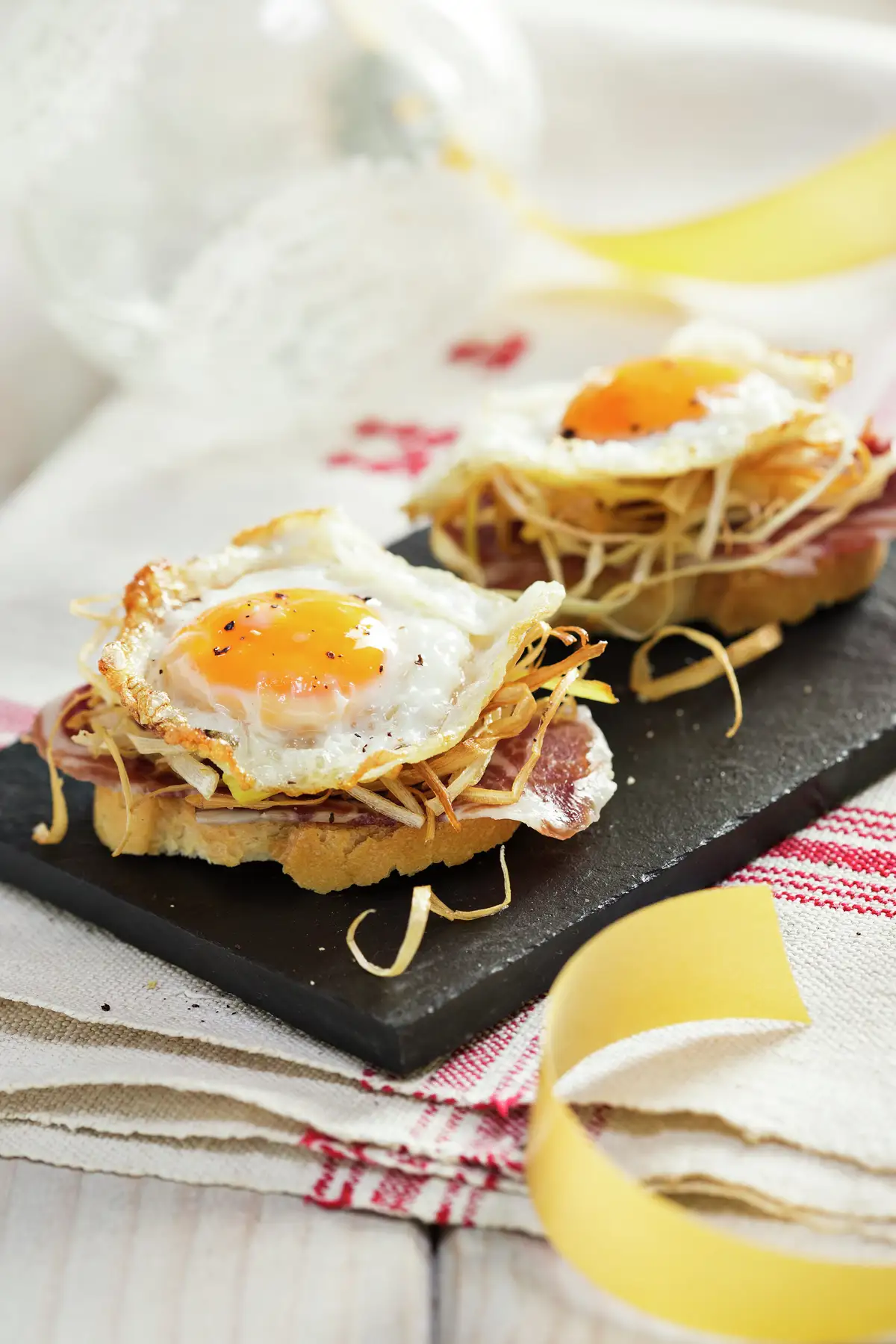 HUEVOS DE CODORNIZ CON VIRUTAS DE JAMÓN Y PUERRO.