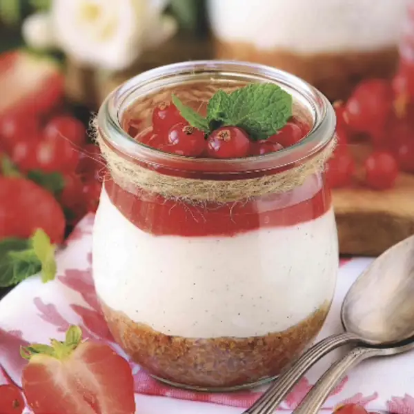 Tarritos de mascarpone y fresas: un postre elegante que puedes hacer ¡en 10 minutos!