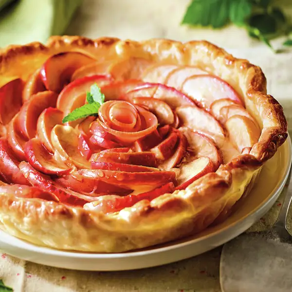 Tarta_de_hojaldre_con_crema_y_manzana
