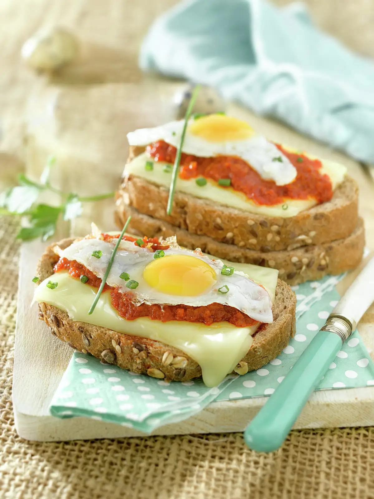 TOSTAS DE SOBRASADA Y MIEL CON HUEVOS FRITOS.