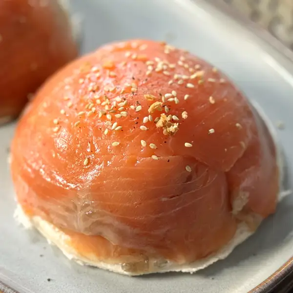 Bombas de salmón con pan de molde y huevo poché ¡una explosión de sabor!