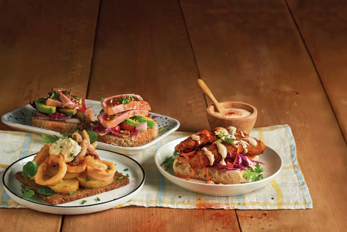 tostas_de_tataki_de_atun_de_patata_y_calamar_y_de_fingers_de_bacalao