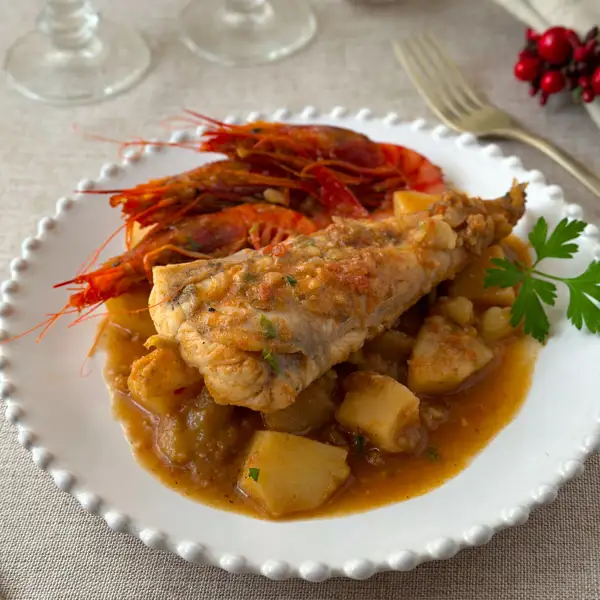 Caldereta de cola de rape con gamba roja, un plato exquisito para disfrutar con los tuyos