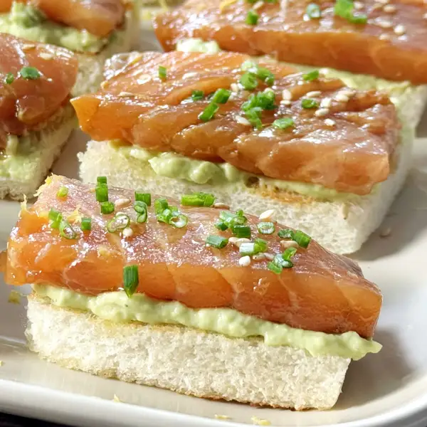 Bocaditos de salmón marinado (casero) y crema de aguacate, ¡aperitivo fácil y delicioso!