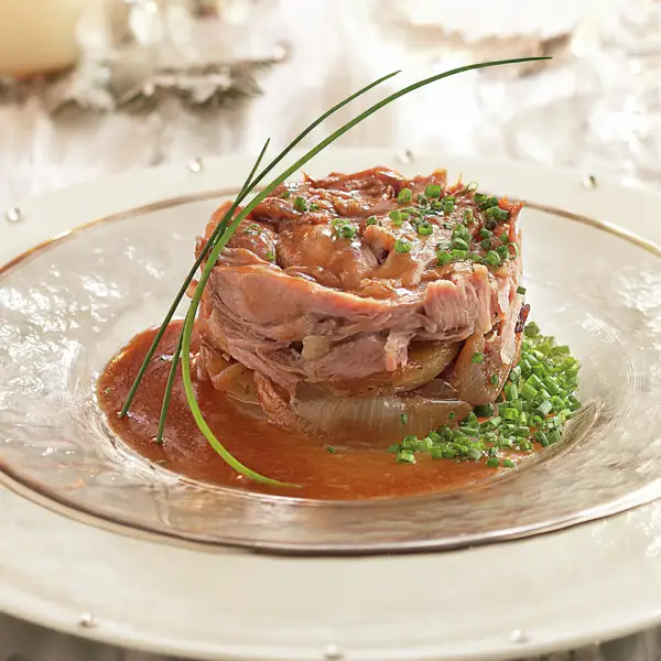 Paletilla de cordero al horno con patatas panadera, desmenuzada en timbal