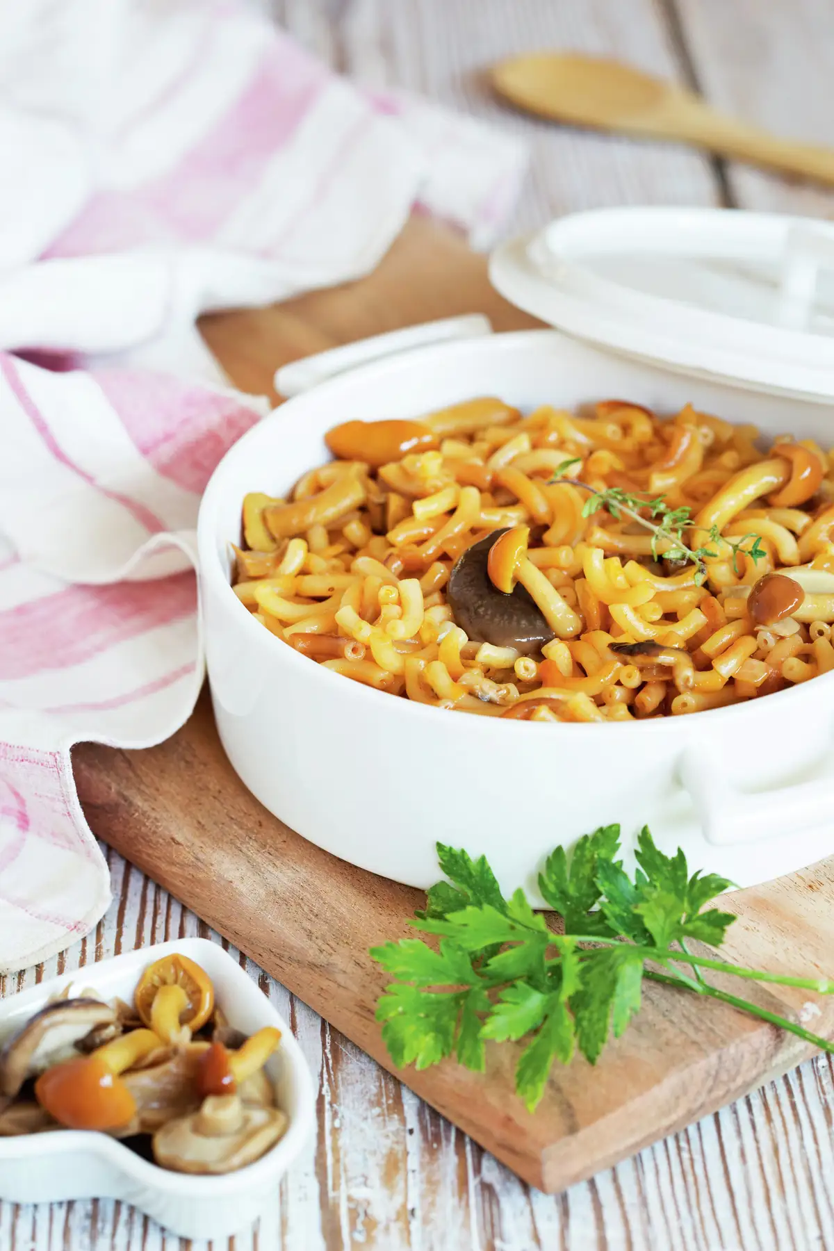 FIDEOS A LA CAZUELA CON SETAS DE TEMPORADA.