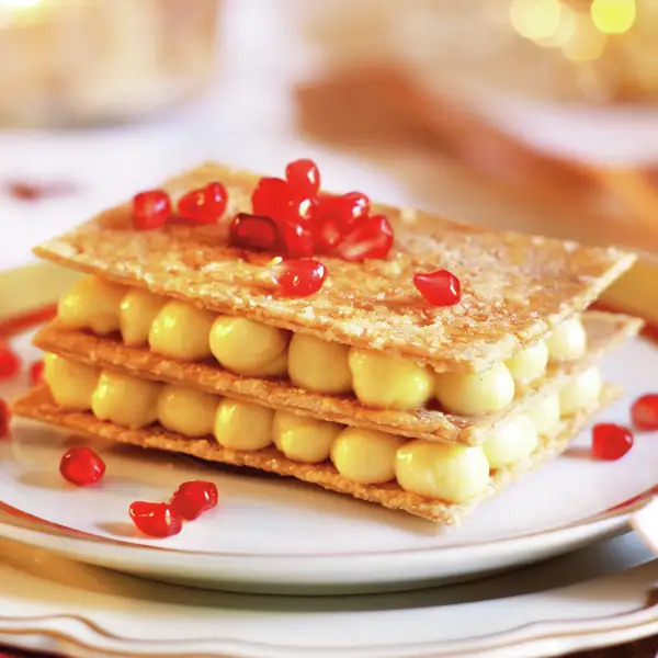 Milhojas de hojaldre con crema y granada, un postre perfecto para Navidad