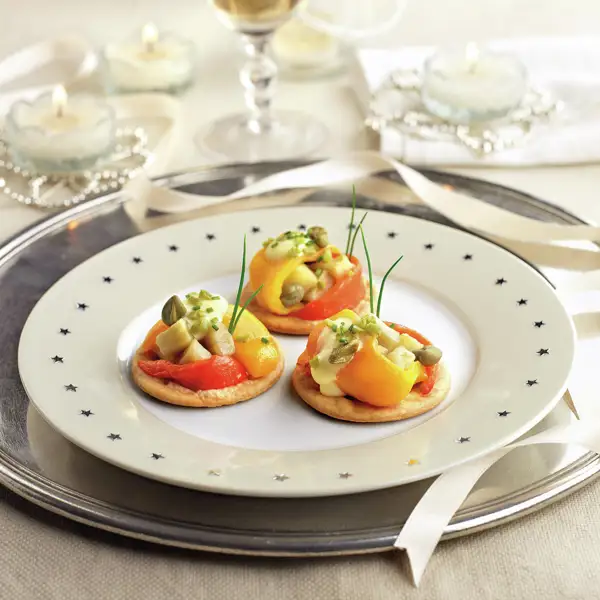 Canapés de berenjena y pimiento asados, con mayonesa suave