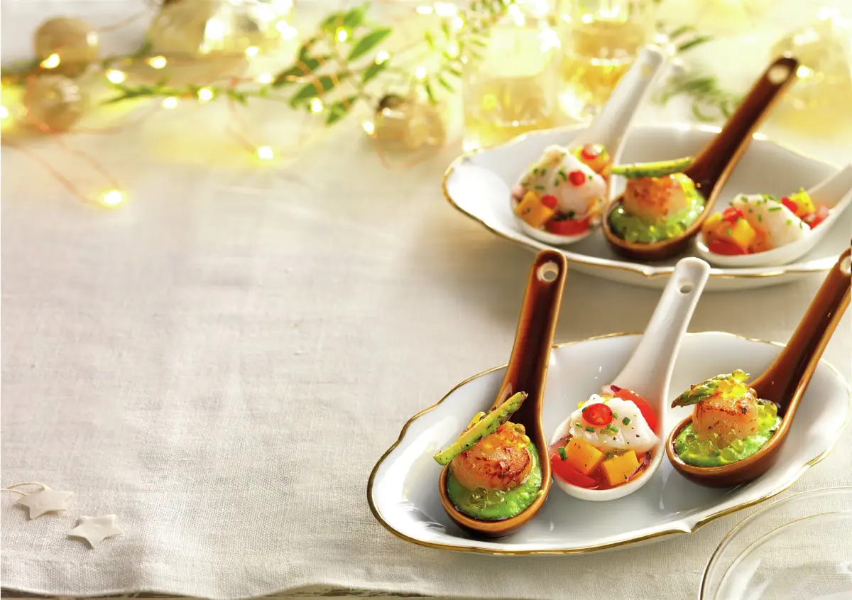 cuchara_de_ceviche_de_rape_con_mango_tomate_y_cebolla_roja_cuchara_de_vieira_con_pure_de_guisante_y_perlas_de_aceite