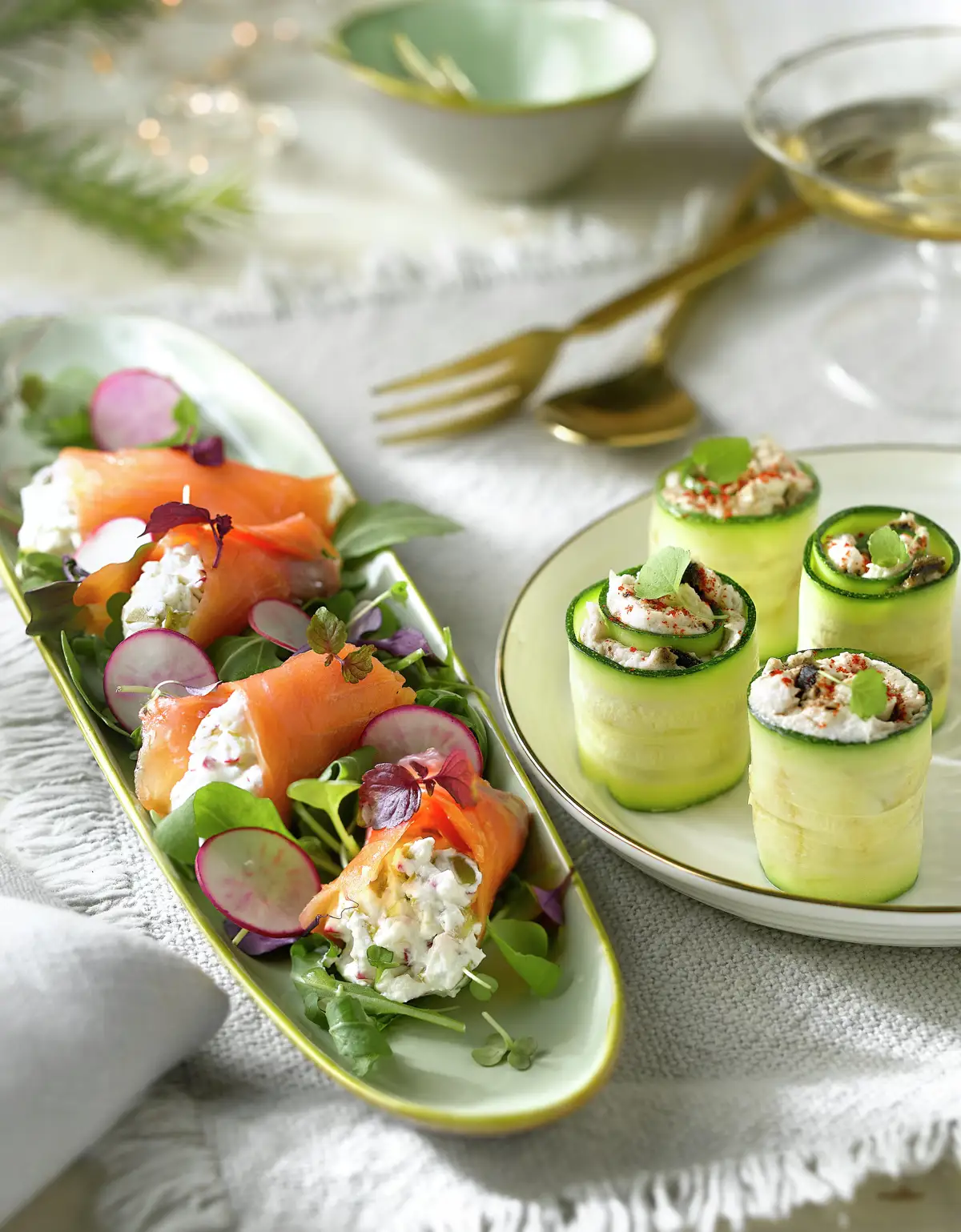 RULOS DE CALABACÍN CON BRANDADA Y ROLLITOS DE SALMÓN CON BROTES TIERNOS.