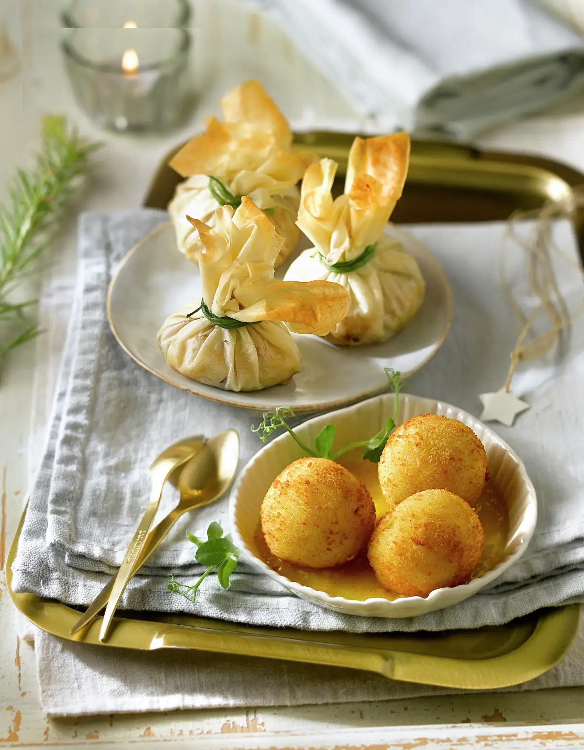 SAQUITOS DE PASTA BRICK CON MARISCO Y PERLAS DE BACALAO CON SALSA DE NARANJA.