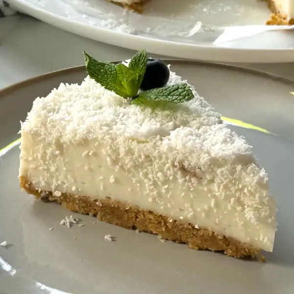 Tarta de coco y mascarpone sin horno, el postre fácil y rápido que parece de nieve pero te lleva al Caribe