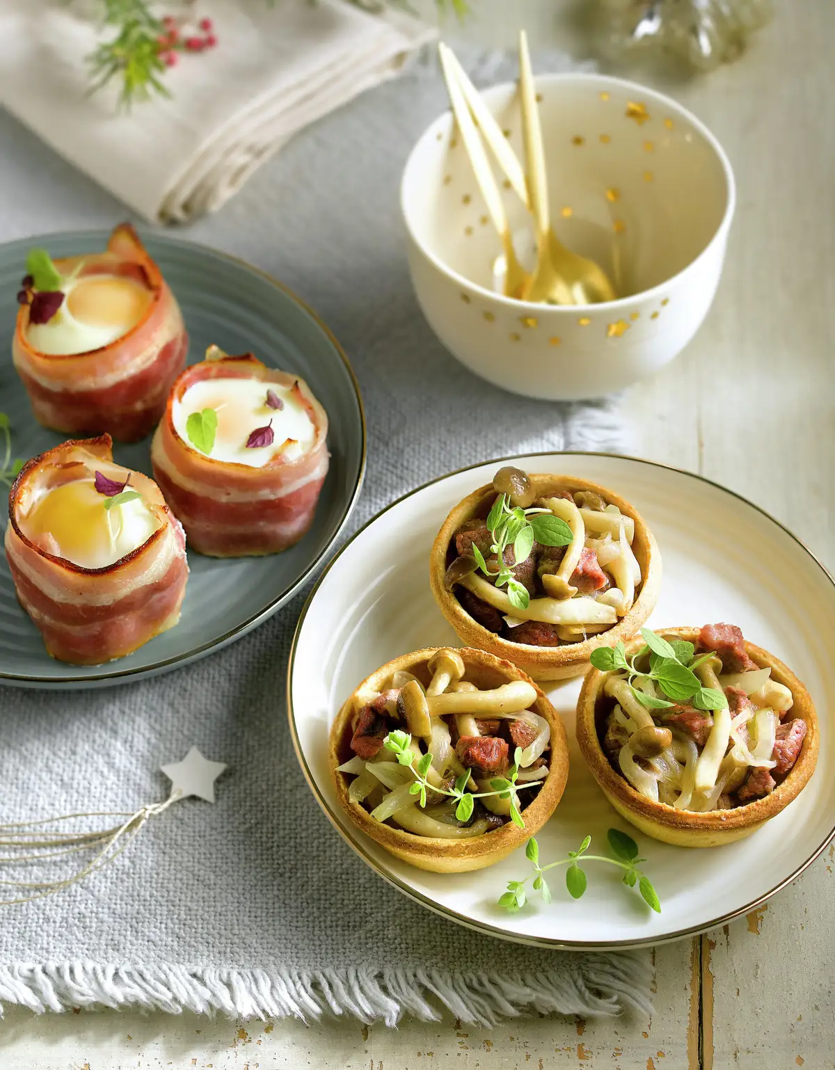 TARTALETAS DE SOLOMILLO Y SETAS Y NIDOS DE HUEVO, QUESO Y BEICON.