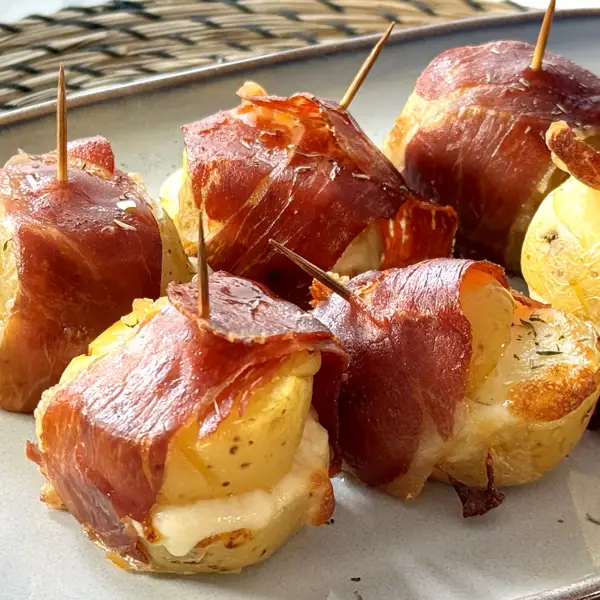 Bocaditos de patata (al microondas) con queso y jamón crujiente