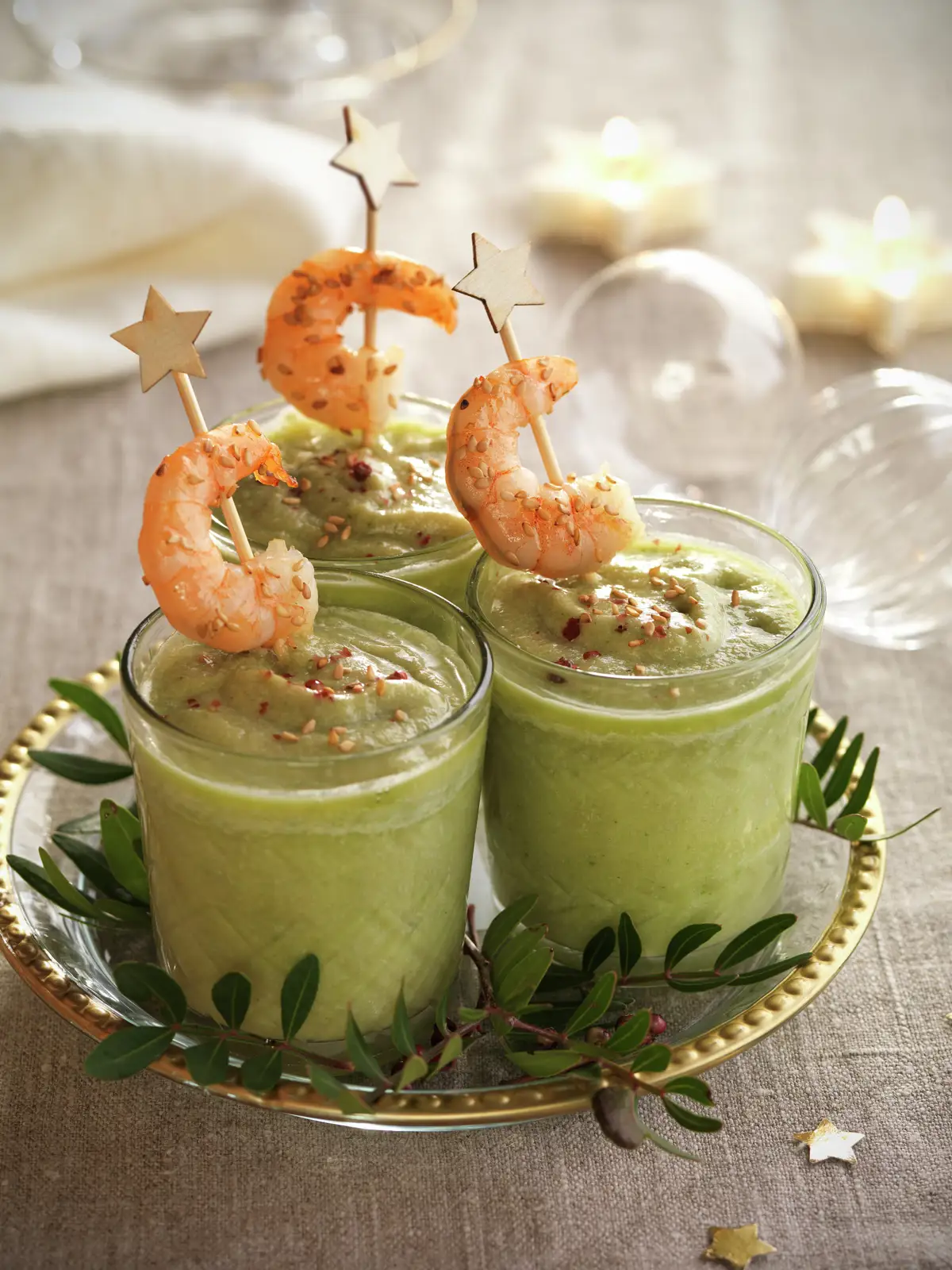 CHUPITOS DE CREMA DE AGUACATE Y LANGOSTINOS.