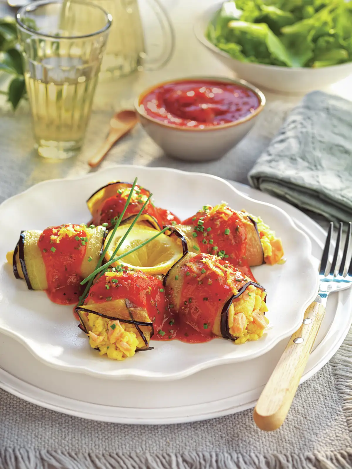 Rollitos de berenjena con revuelto de salmón