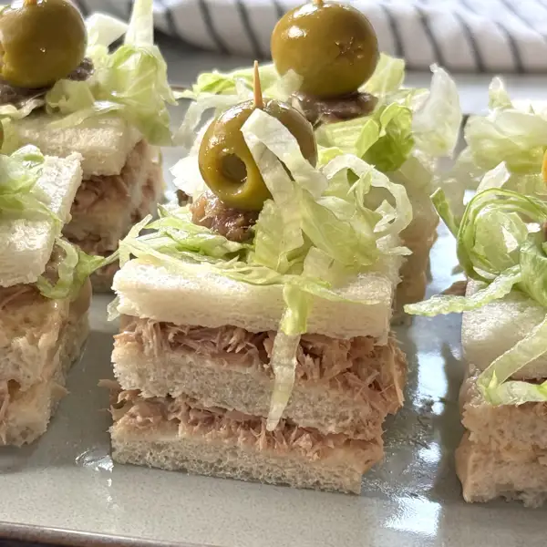 Canapés triples de pan de molde, atún y anchoas, facilísimos ¡y en 10 minutos!