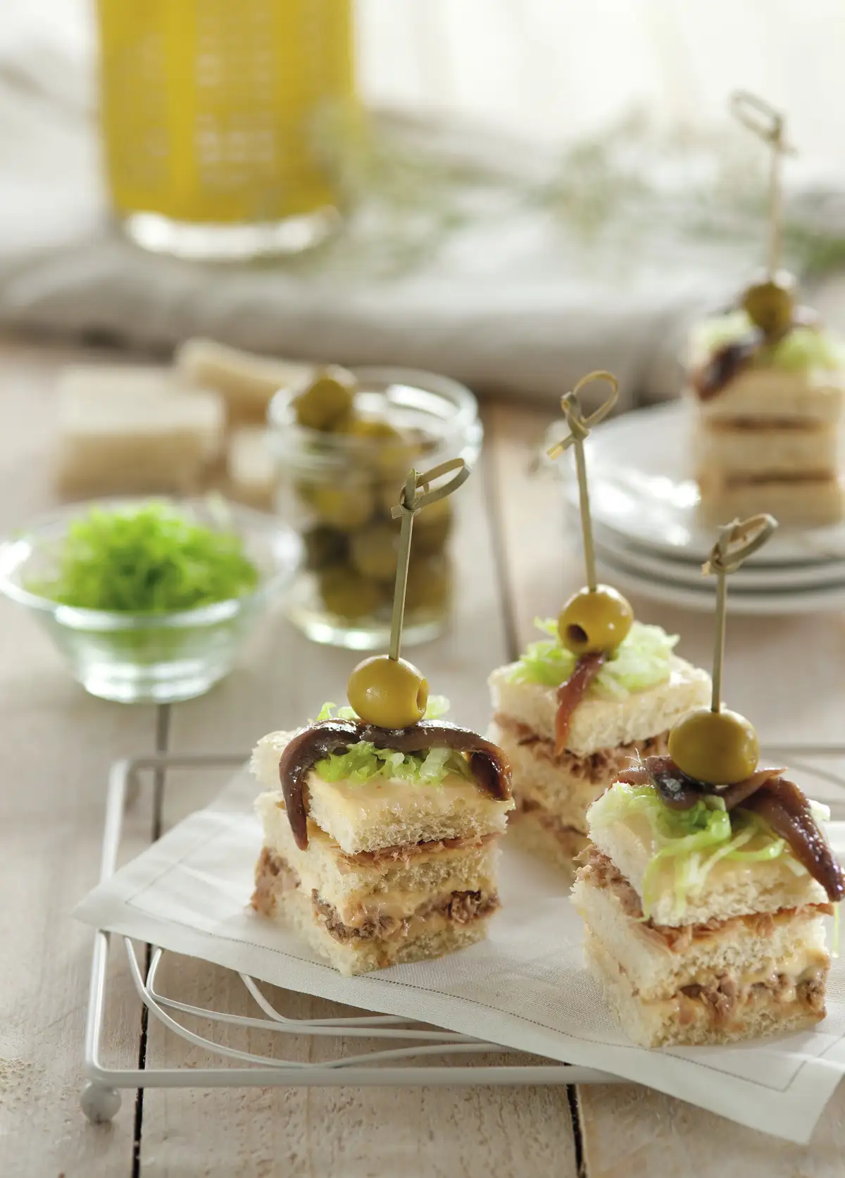 Canapés de atún y anchoas