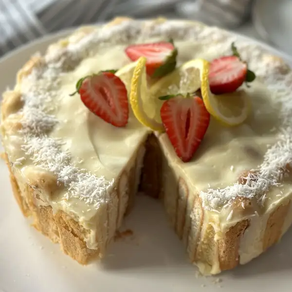 Tarta fácil de bizcochos savoiardi y crema de chocolate blanco ¡sin horno!