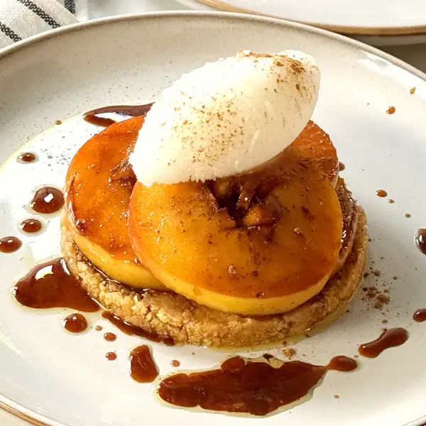 Timbal de manzana caramelizada con galleta y helado de leche merengada