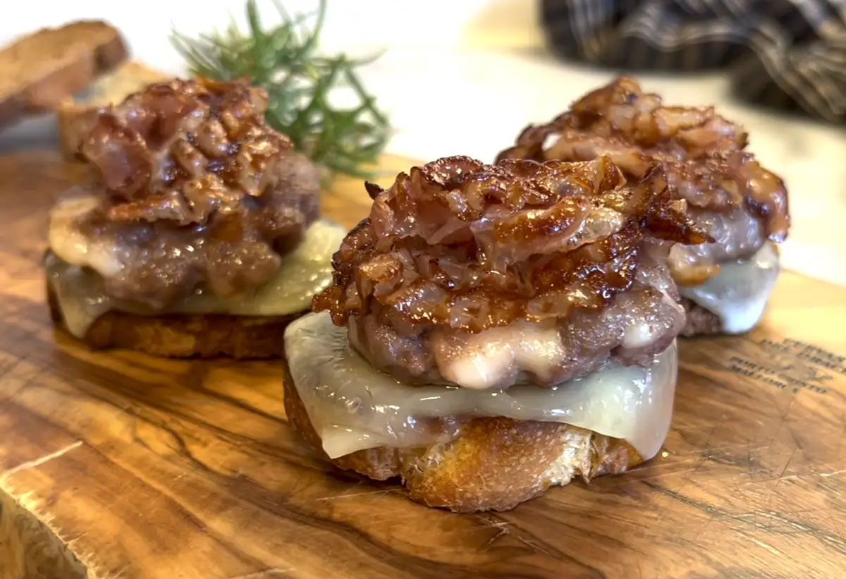 Canapés de hamburguesa con queso de cabra