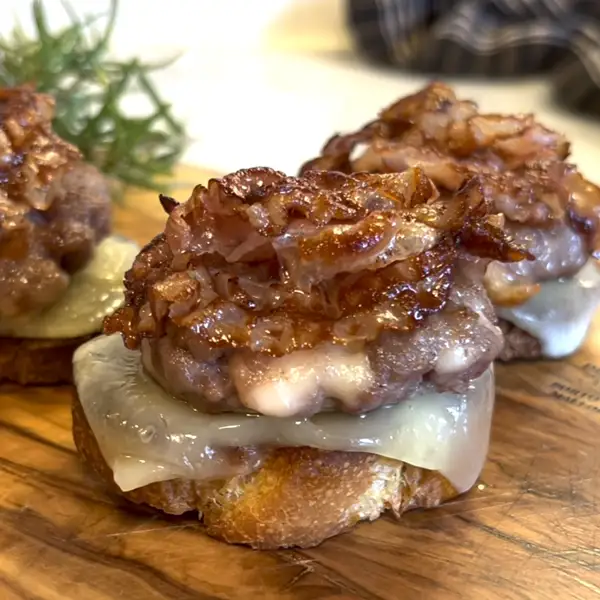 Canapés calientes de hamburguesa, queso y beicon (perfectos para el aperitivo de Navidad)