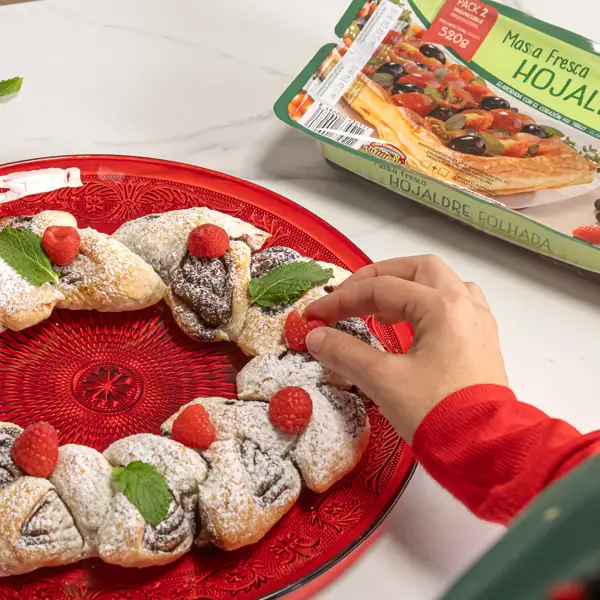 Corona de chocolate, un postre, con masa fresca de hojaldre, para triunfar en estas navidades