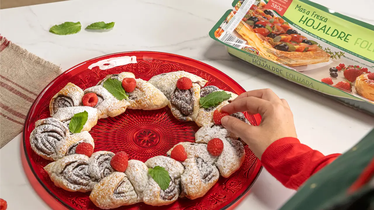 letra o palabra notario público o pn cortar línea serif fuente con corona  en parte superior, image size:1280x720