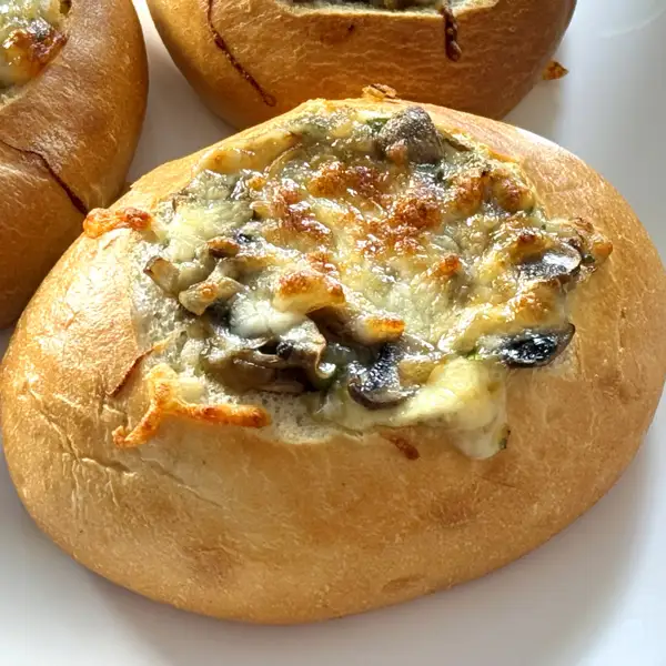 Pan relleno de queso fundido, cebollita y champiñones ¡una delicia!