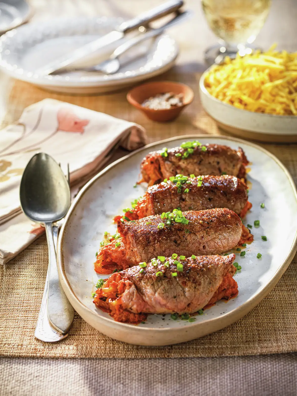 paso_a_paso_para_hacer_rollitos_de_ternera_rellenos_de_sobrasada_y_cebolla_con_patatas_paja_resultado_final