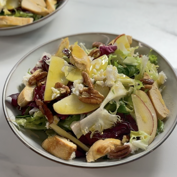 Ensalada de pollo, manzana y queso de cabra