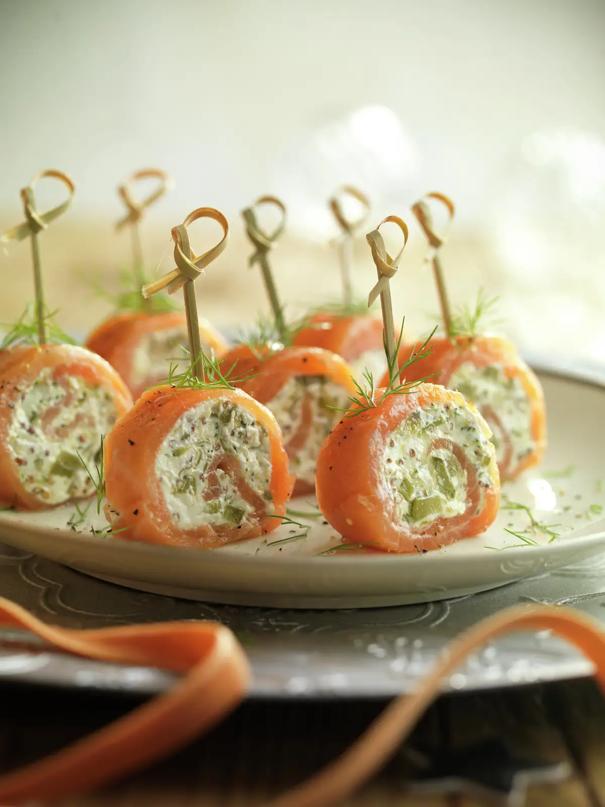 ROLLITOS DE SALMÓN CON QUESO, MOSTAZA Y ENCURTIDOS.