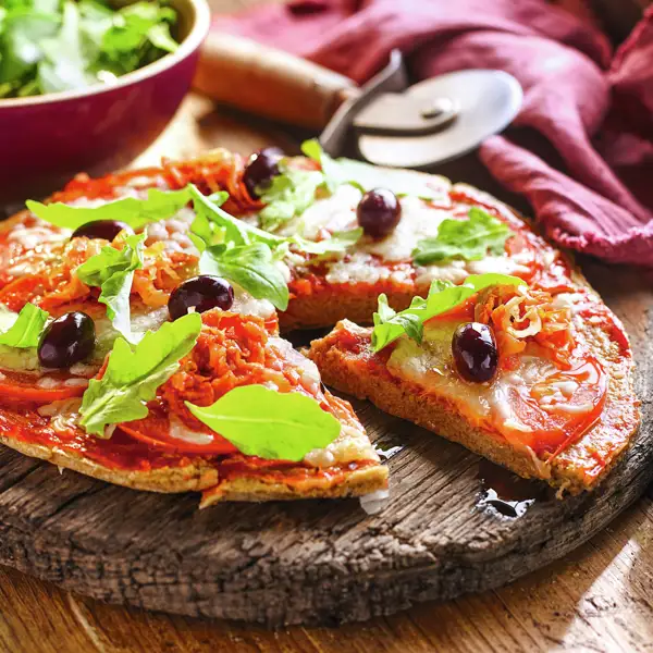 Pizza con masa de plátano macho y verduras, la versión más ligera y saludable de la receta fast-food