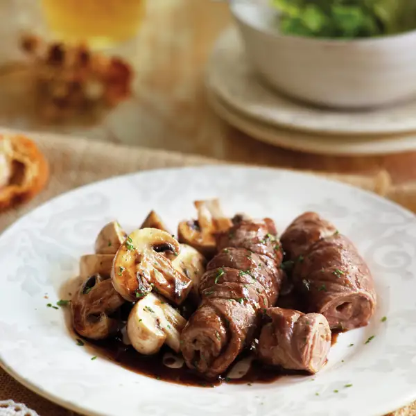 Rollitos de ternera con champiñones y salsita de vino dulce