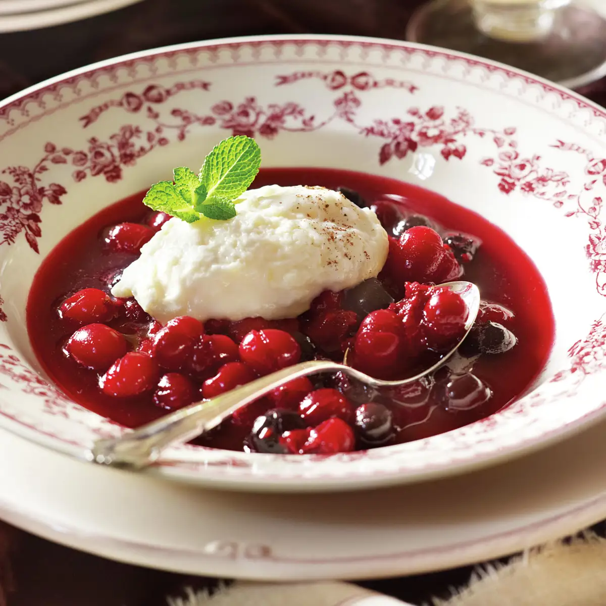 Sopa de frutos rojos con nube de mascarpone