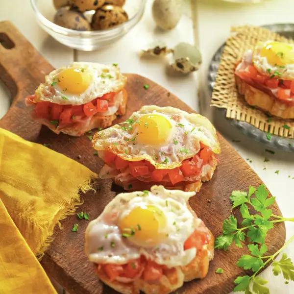 Cena exprés: tostas de jamón, tomate y huevo, ¡en 15 minutos!