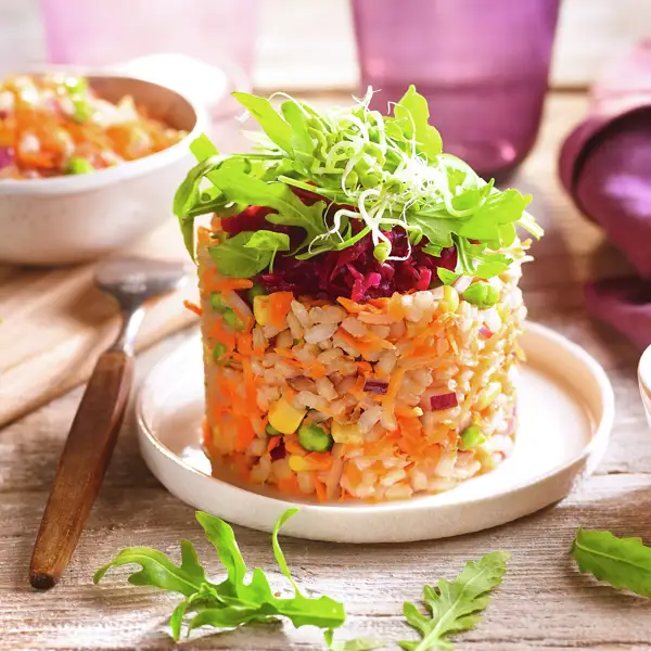 Ensalada de arroz integral, maíz y guisantes