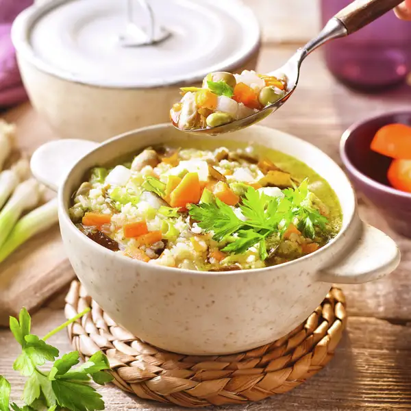 Sopa minestrone de mijo y habitas frescas