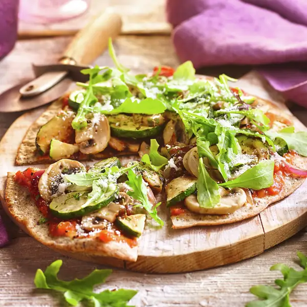 Pizza saludable y ligera de quinoa con calabacín, tomate y champiñones (receta vegana)