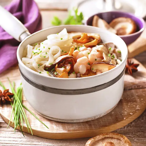 Sopa thai con fideos finos de arroz, setas y alubias: un plato exótico muy fácil de preparar