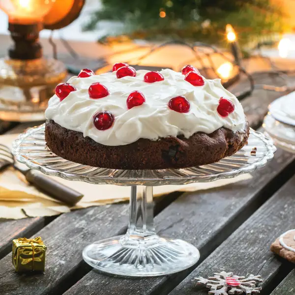 Tarta fácil de Navidad con bizcocho de chocolate y nata: la receta perfecta para estas fiestas