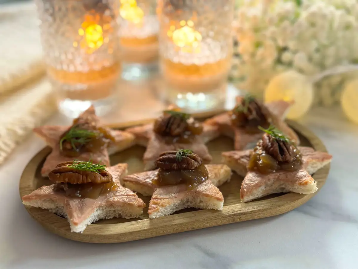 Canapés estrella de mousse de pato, cebolla caramelizada y nueces pecanas