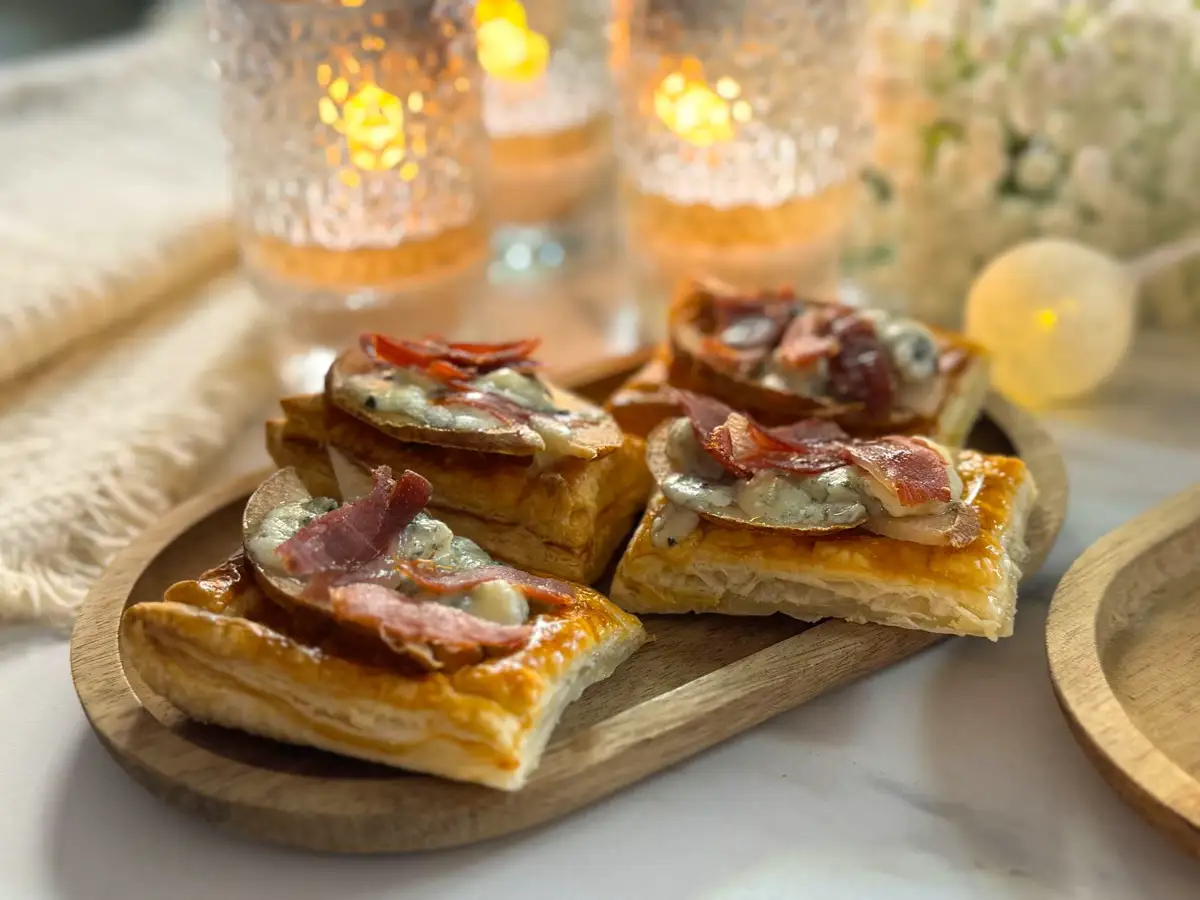 Hojaldritos de pera, roquefort y jamón ibérico