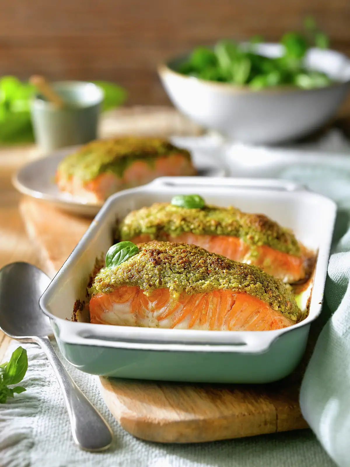 SALMÓN AL HORNO CON COSTRA CRUJIENTE DE PESTO