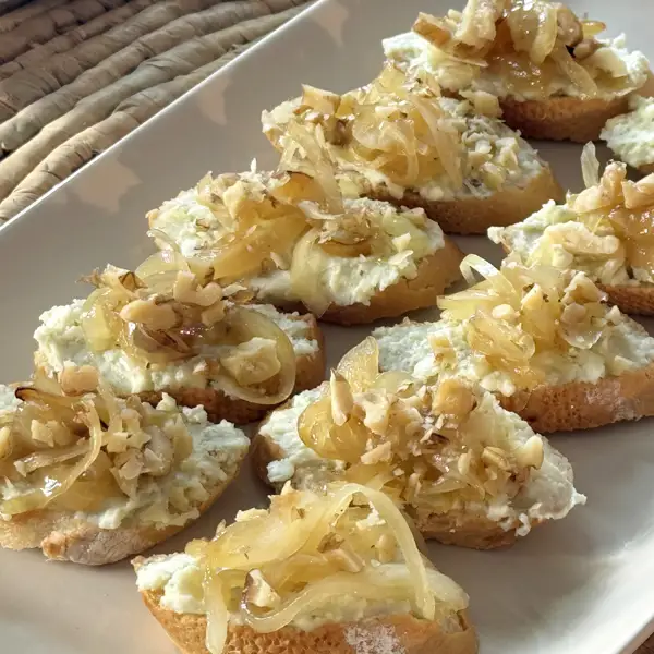 Canapés con cebolla caramelizada, roquefort y nueces, un bocado que no olvidarás