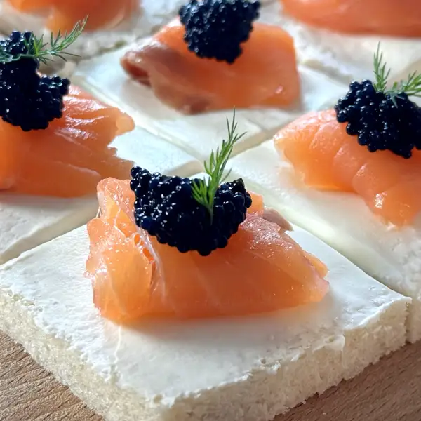 Canapé de salmón, queso crema y caviar, el clásico de Navidad que primero se acaba