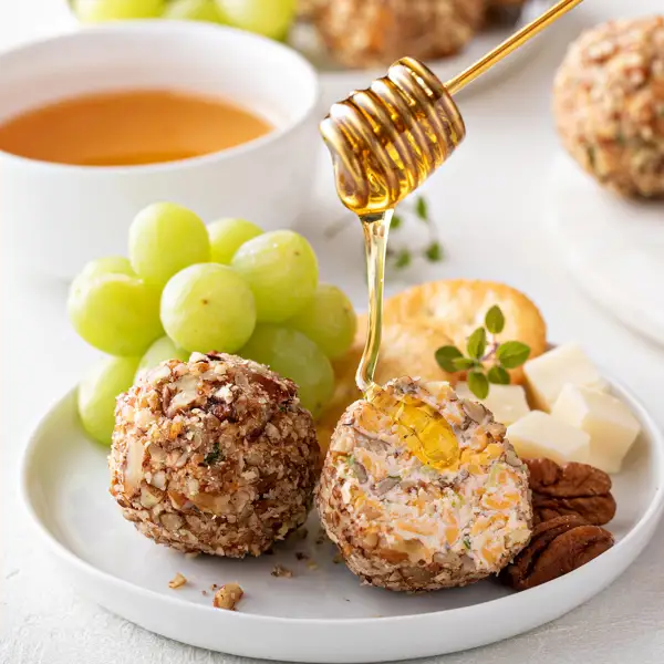 Bombones de queso crema con nueces pecanas y miel, un delicioso contraste ideal para tus comidas navideñas