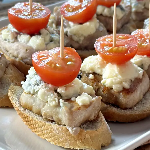 Canapé caliente de lomo con roquefort, un montadito que llena